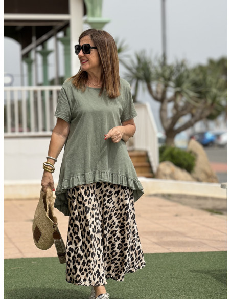 🌿 Camiseta Asimétrica en Verde Kaki: Estilo y Comodidad en Uno