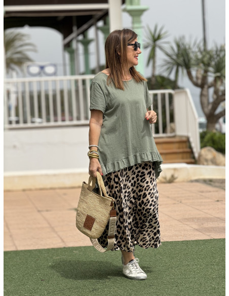 🌿 Camiseta Asimétrica en Verde Kaki: Estilo y Comodidad en Uno