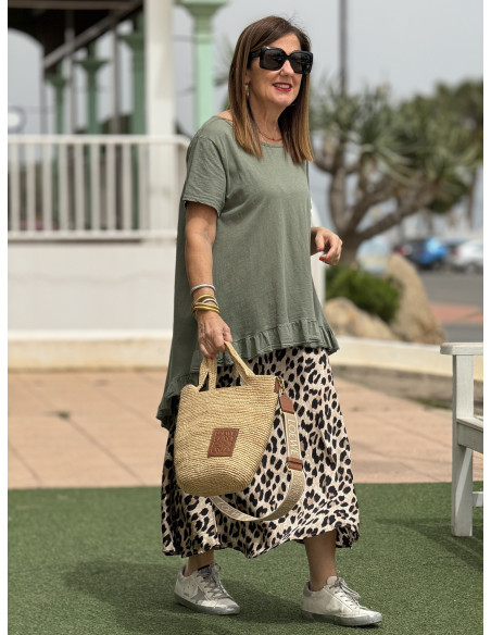 🌿 Camiseta Asimétrica en Verde Kaki: Estilo y Comodidad en Uno