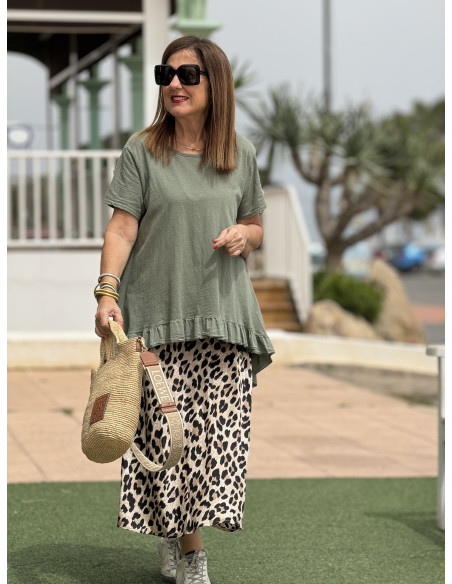 🌿 Camiseta Asimétrica en Verde Kaki: Estilo y Comodidad en Uno