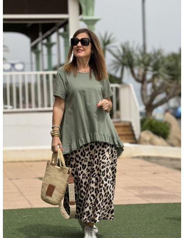 🌿 Camiseta Asimétrica en Verde Kaki: Estilo y...