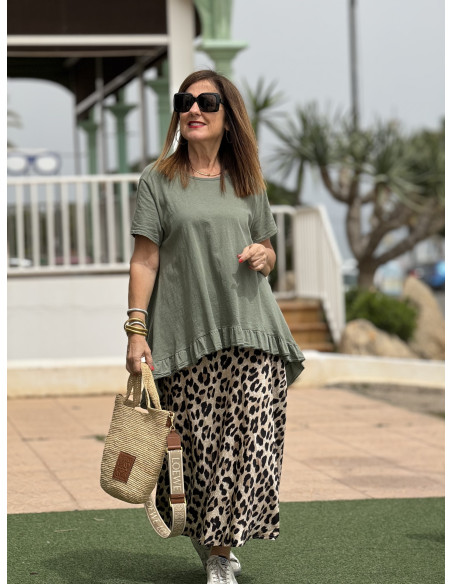 🌿 Camiseta Asimétrica en Verde Kaki: Estilo y Comodidad en Uno