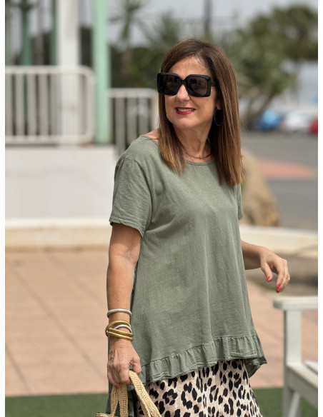 🌿 Camiseta Asimétrica en Verde Kaki: Estilo y Comodidad en Uno