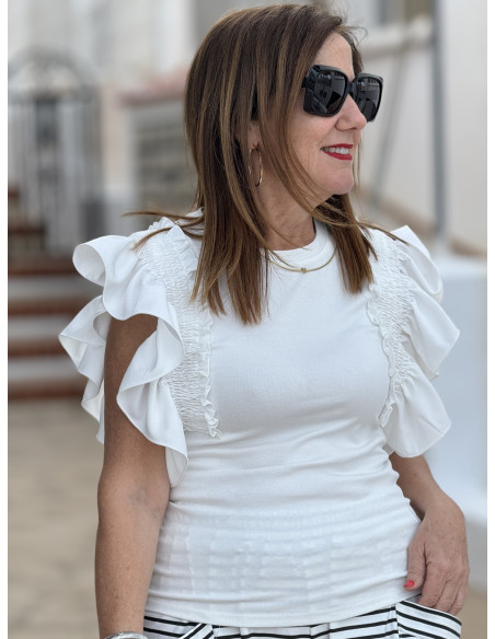 Camiseta blanca con elegantes volantes en los hombros ⭐
