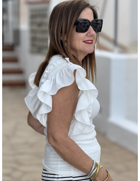 Camiseta blanca con elegantes volantes en los hombros ⭐