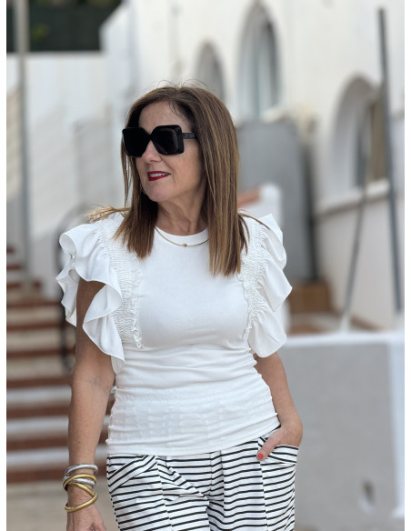 Camiseta blanca con elegantes volantes en los hombros ⭐
