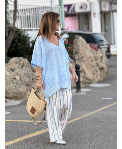 Blusa Celeste con Estrellas en Relieve y Detalle de... 2