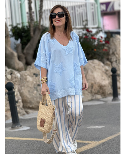 Blusa Celeste con Estrellas en Relieve y Detalle de...