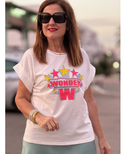Camiseta Blanca con Mensaje "WONDER" en Rosa Flúor