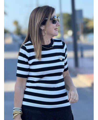 Suéter de Rayas en Negro y Blanco con Detalle de Corazón...