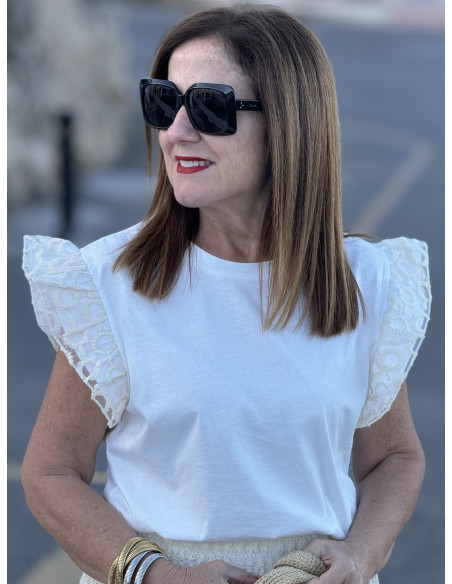 Camiseta Blanca con Manga de Volantes crudos