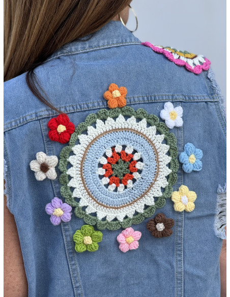 Chaleco Vaquero con Apliques de Crochet y Terminaciones Desflecadas