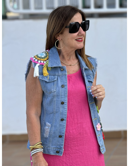 Chaleco Vaquero con Apliques de Crochet y Terminaciones Desflecadas