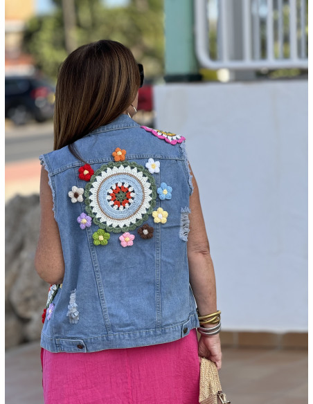 Chaleco Vaquero con Apliques de Crochet y Terminaciones Desflecadas