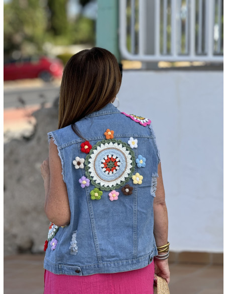 Chaleco Vaquero con Apliques de Crochet y Terminaciones Desflecadas