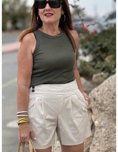🩳 Pantalón Corto Crudo con Detalle de Botones 🩳