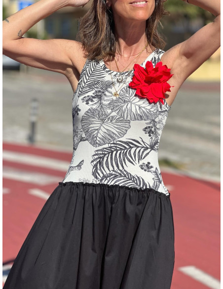 🌺 Vestido Combinado con Estampado Tropical y Broche de Flor Roja 🌺