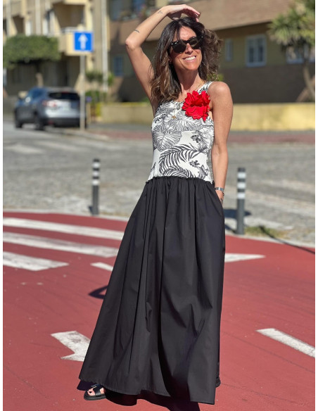🌺 Vestido Combinado con Estampado Tropical y Broche de Flor Roja 🌺