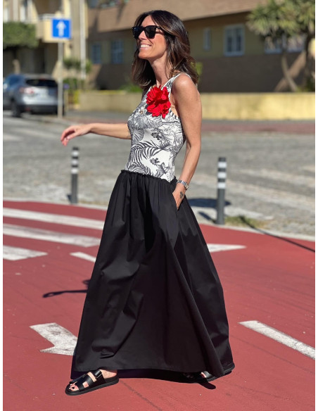 🌺 Vestido Combinado con Estampado Tropical y Broche de Flor Roja 🌺