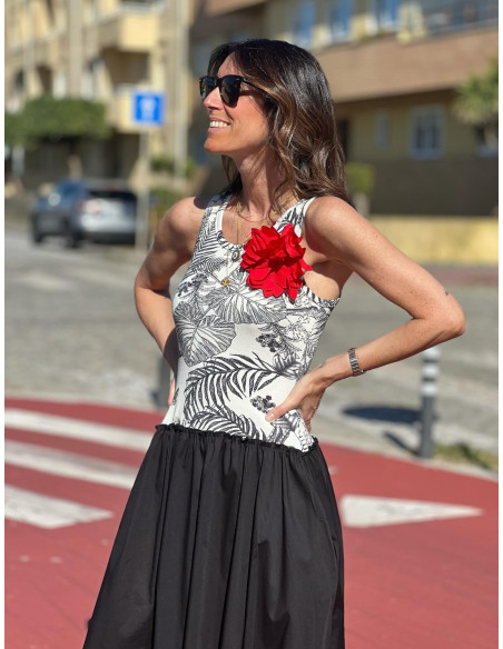🌺 Vestido Combinado con Estampado Tropical y Broche de Flor Roja 🌺