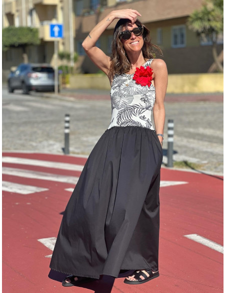 🌺 Vestido Combinado con Estampado Tropical y Broche de Flor Roja 🌺