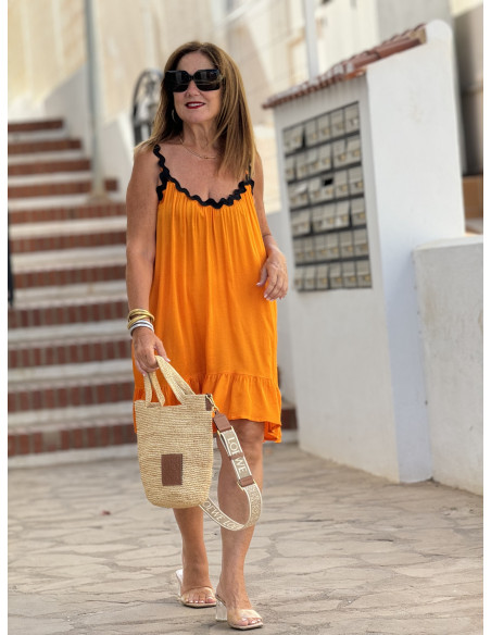 Vestido Corto en Satén Naranja con Piculina Negra y Volantes