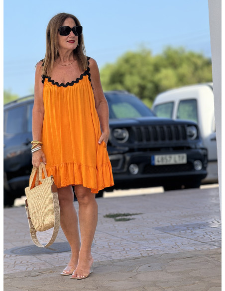 Vestido Corto en Satén Naranja con Piculina Negra y Volantes
