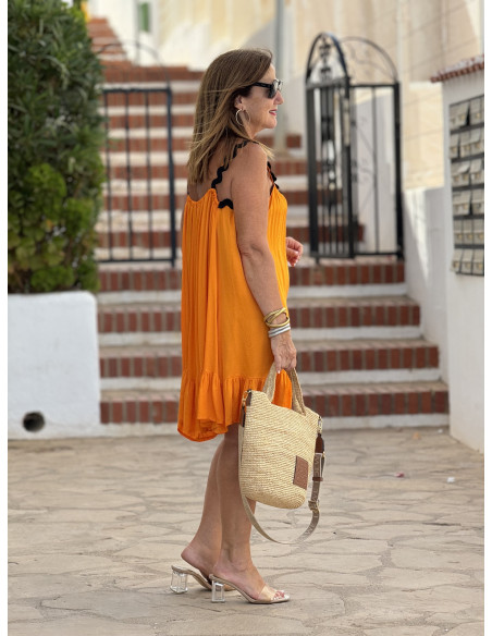 Vestido Corto en Satén Naranja con Piculina Negra y Volantes