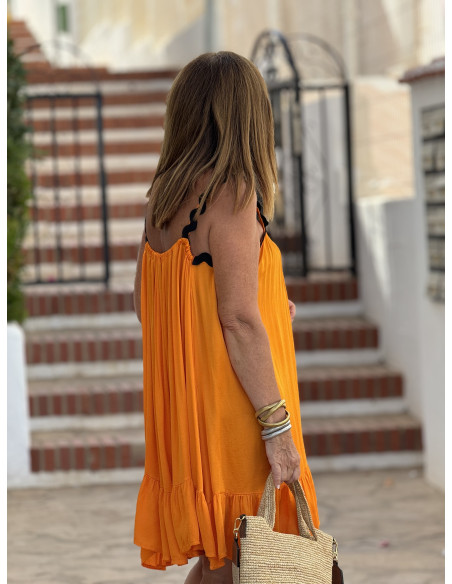 Vestido Corto en Satén Naranja con Piculina Negra y Volantes
