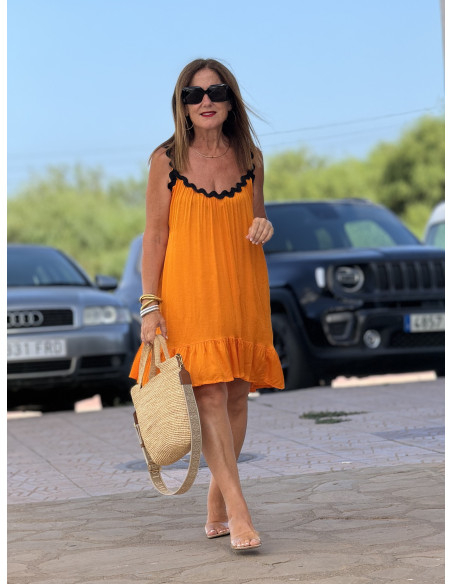 Vestido Corto en Satén Naranja con Piculina Negra y Volantes