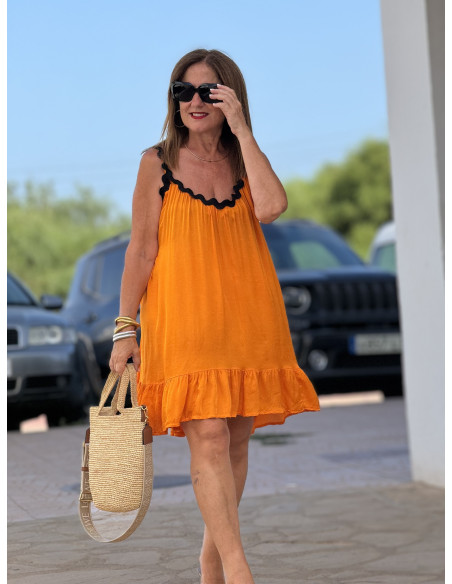 Vestido Corto en Satén Naranja con Piculina Negra y Volantes
