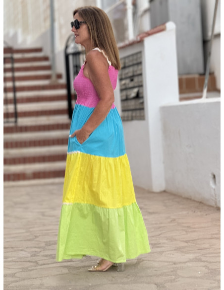 Vestido Largo en Franjas de Colores con Cuerpo en Nido de Abeja