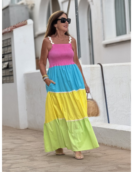 Vestido Largo en Franjas de Colores con Cuerpo en Nido de Abeja