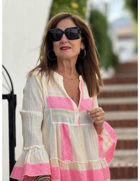 Vestido Corto con Bordado rosa flúor en Crudo