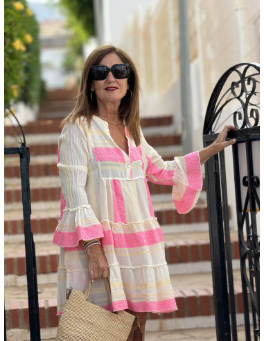 Vestido Corto con Bordado rosa flúor en Crudo