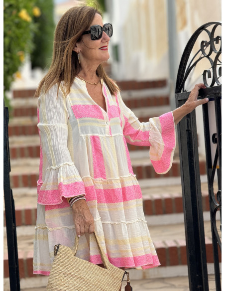 Vestido Corto con Bordado rosa flúor en Crudo