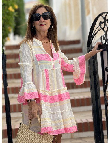 Vestido Corto con Bordado rosa flúor en Crudo