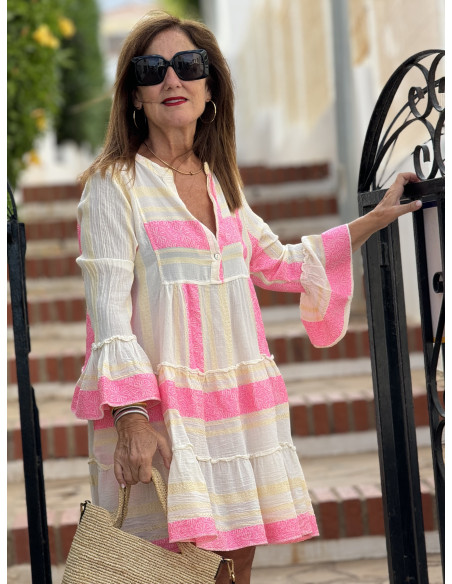 Vestido Corto con Bordado rosa flúor en Crudo