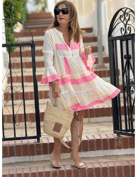 Vestido Corto con Bordado rosa flúor en Crudo