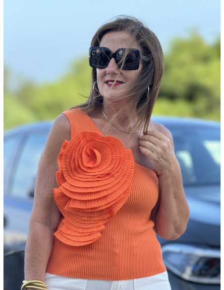 🌺 Camiseta naranja de canalé con Manga Asimétrica y Flor Microplisada 🌺