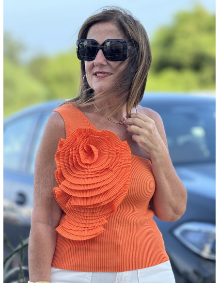 🌺 Camiseta naranja de canalé con Manga Asimétrica y Flor Microplisada 🌺