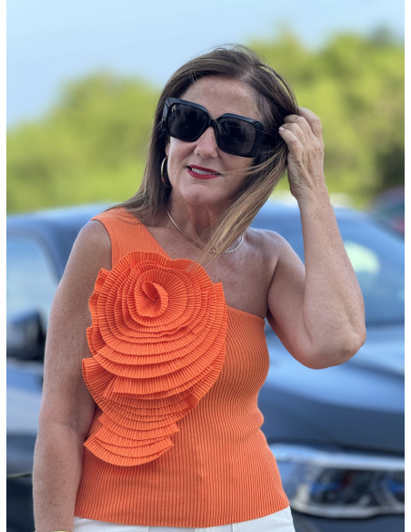 🌺 Camiseta naranja de canalé con Manga Asimétrica y Flor Microplisada 🌺