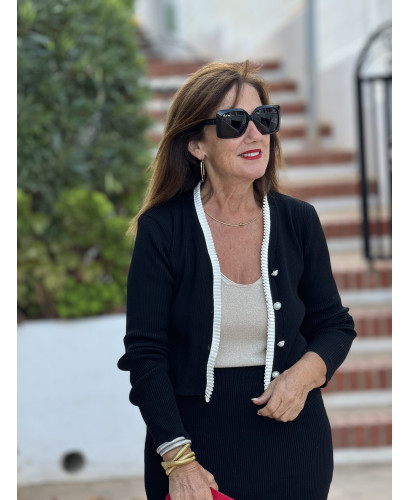 Chaqueta de Canalé Negra con Plisado en Crudo 2