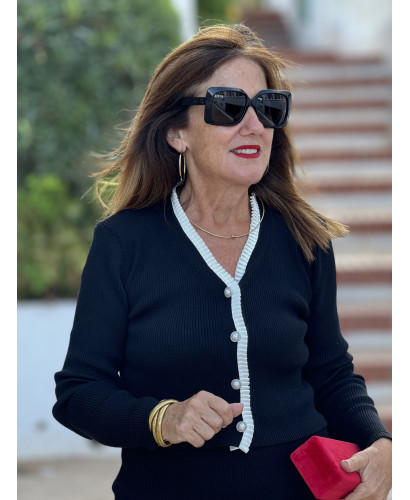 Chaqueta de Canalé Negra con Plisado en Crudo