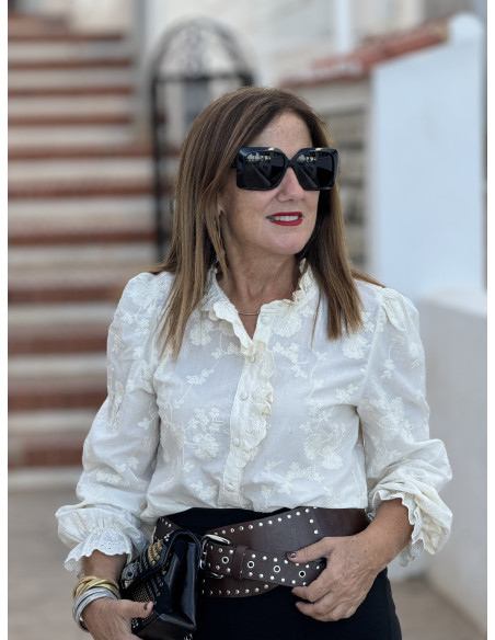 🌟 Camisa Bordada: Estilo en Crudo 🌼