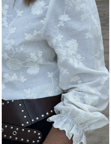 🌟 Camisa Bordada: Estilo en Crudo 🌼