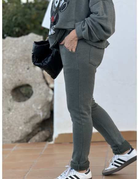 Pantalón verde con cintura elástica y bolsillos