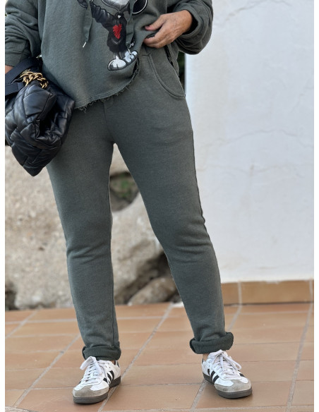 Pantalón verde con cintura elástica y bolsillos