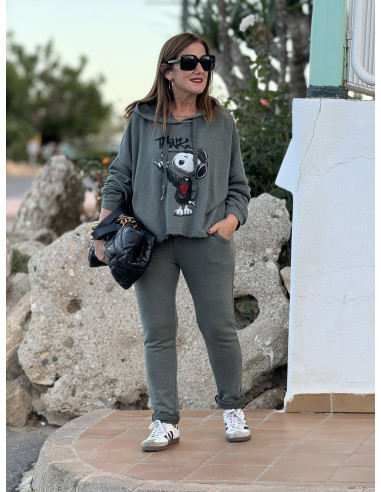 Pantalón verde con cintura elástica y bolsillos