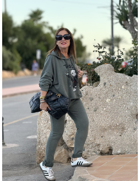 Pantalón verde con cintura elástica y bolsillos